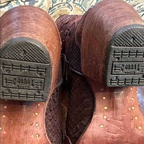 Corral Vintage Brown Western Cowboy Boots with Cross Design - Picture 2 of 8